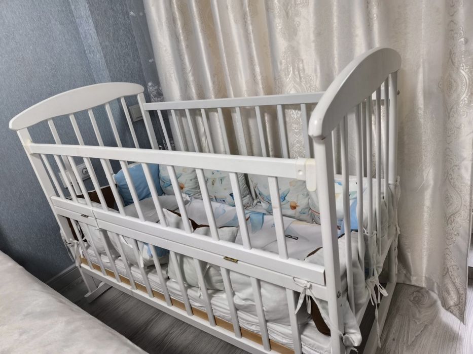 Дитяча краватка з матрацом.