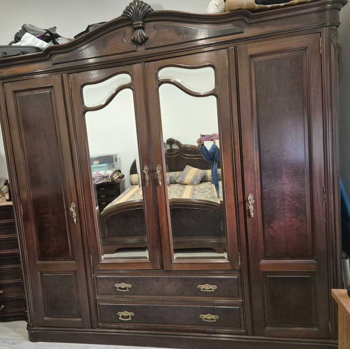 Quarto de Casal Completo em Madeira Maciça Raiz de nogueira  | Roupeiro, Cama, Cómoda, Mesinhas e Espelho