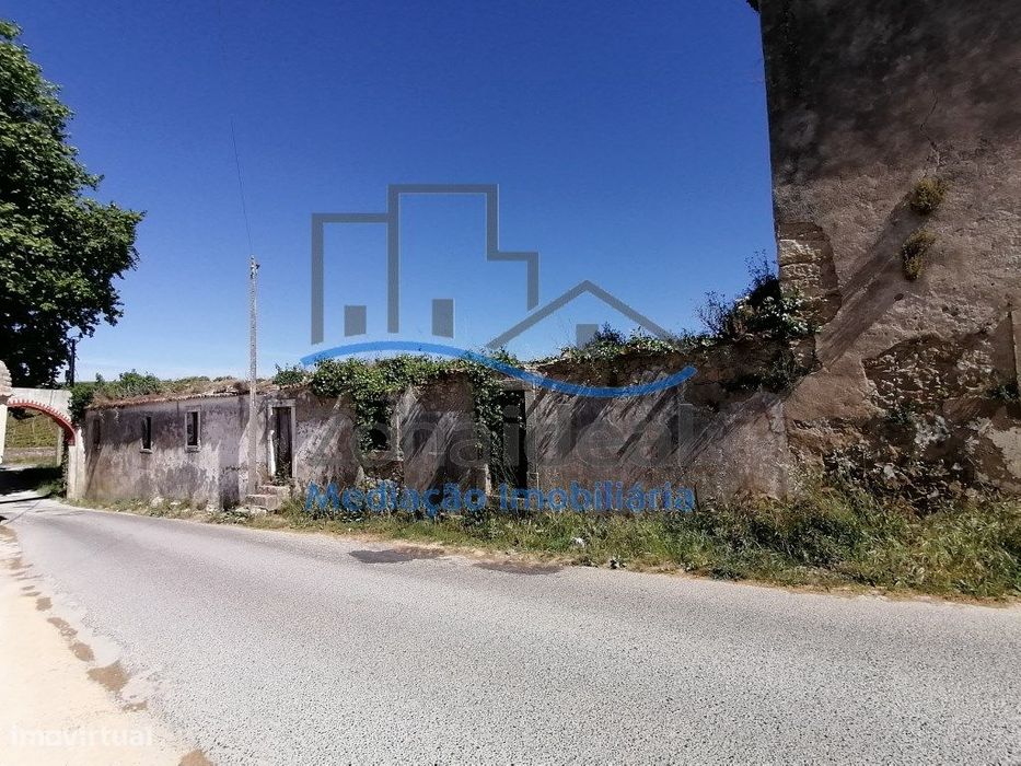 Moradia e arrecadação em ruínas com pátio, Localizada em Pipa, Alen...
