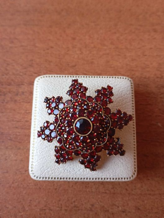 Broszka w stylu clCesarzowej Sisi