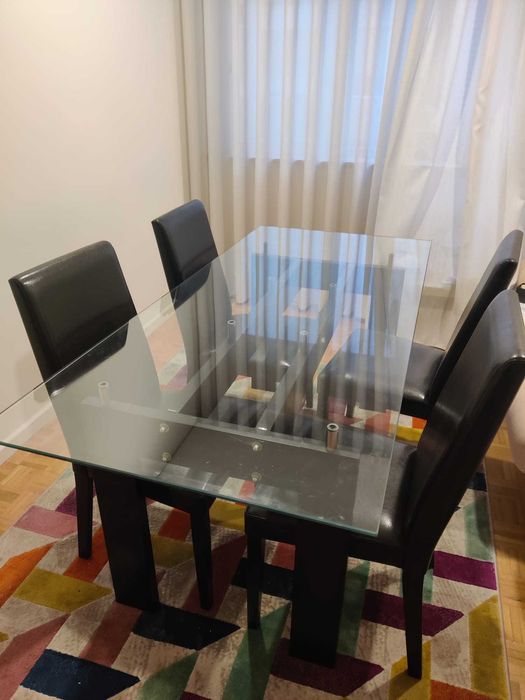 Mesa e cadeiras em boa estado, para mesa de jantar ou de escritório