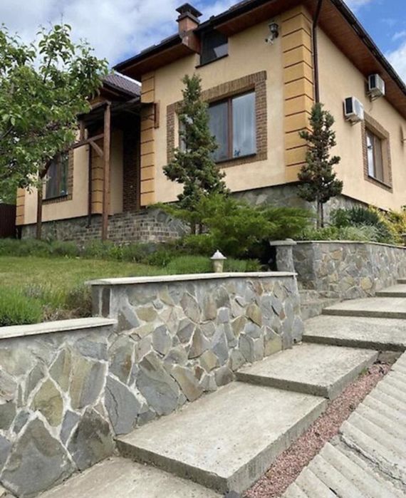 Продається просторий двоповерховий будинок у селі Ярок — ідеальне поєд