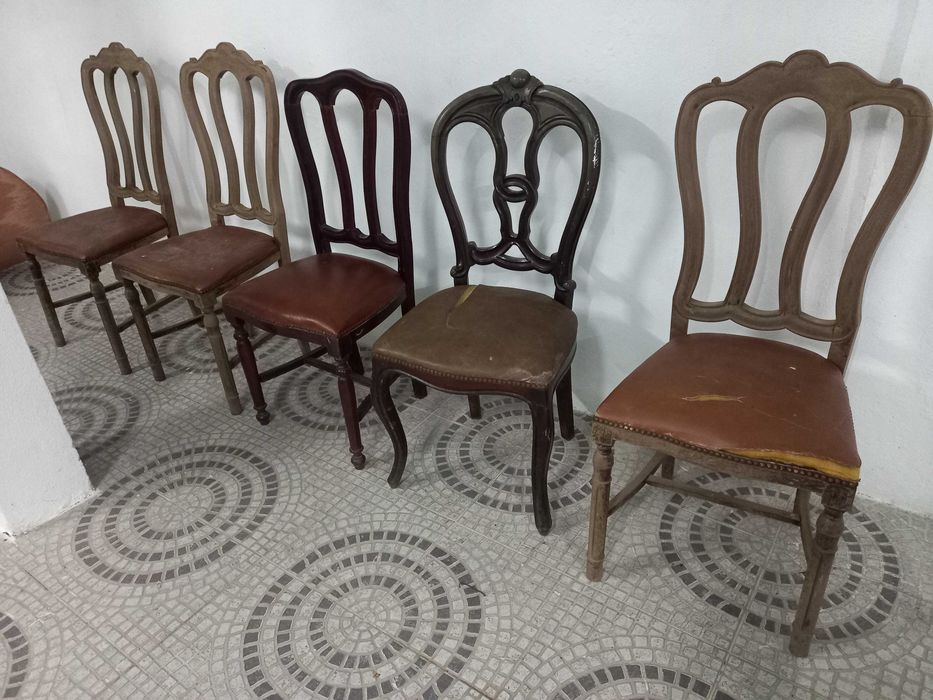 Cadeira em madeira antiga para restaurar