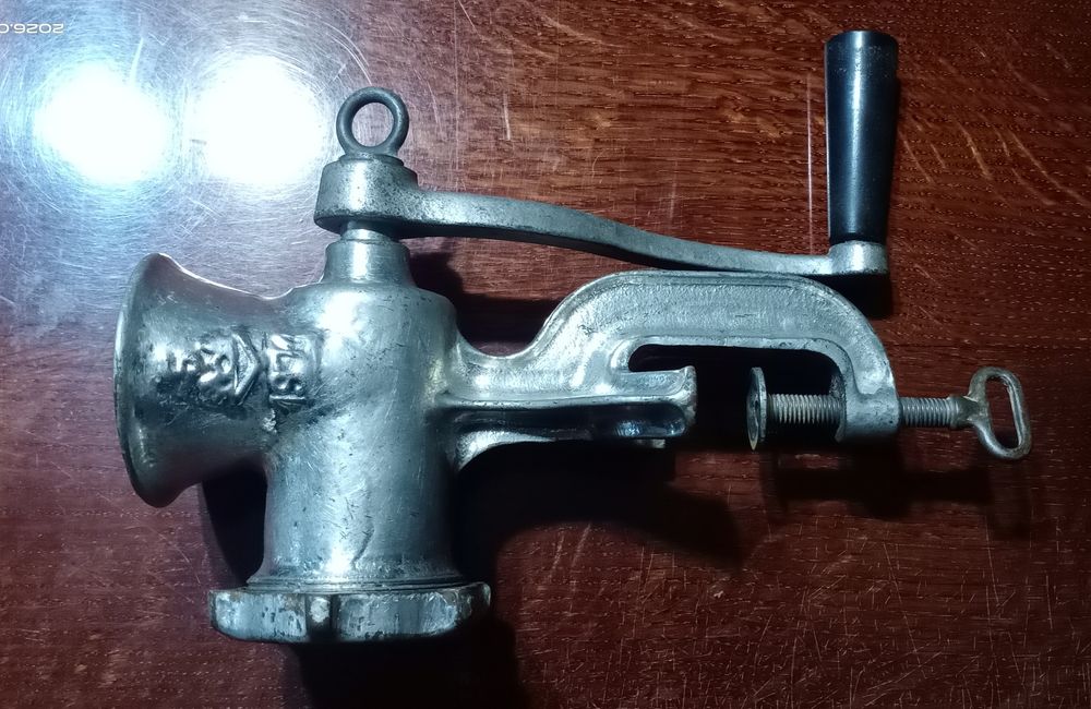 МЯСОРУБКА  механическая  чугунная