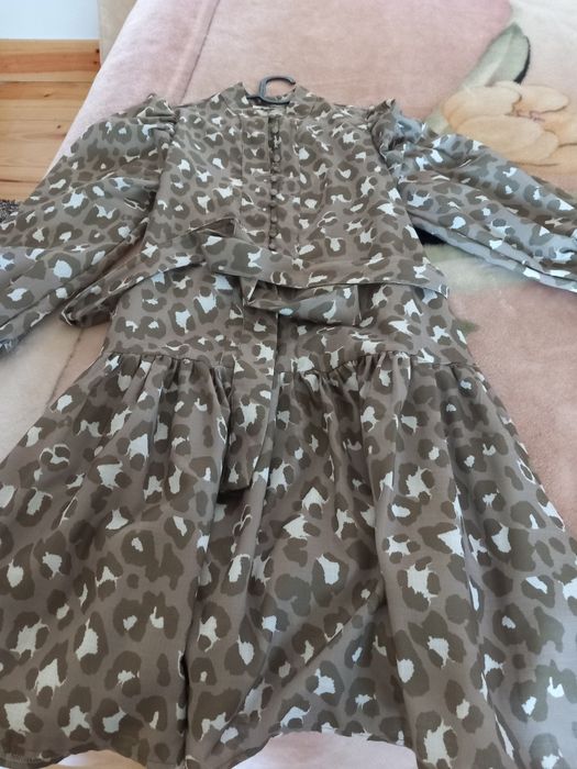 Varios vestidos como novos