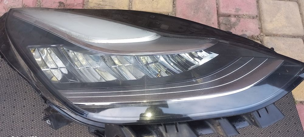 Фару праву ( не лінза) продам Tesla model 3 , Y