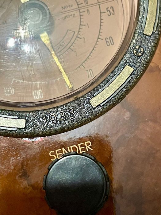 Старий радіоприймач .