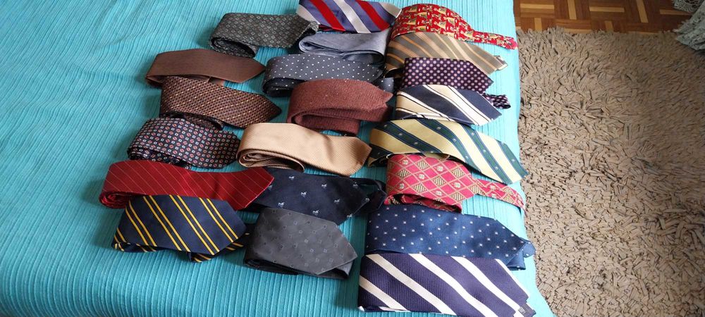 20 gravatas de vários padrões