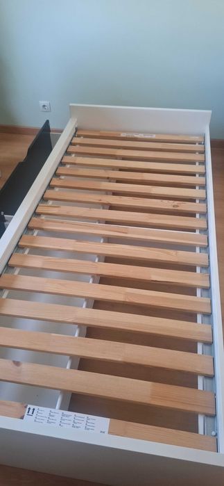 Cama de um corpo com gavetas de arrumação (muito bom estado)