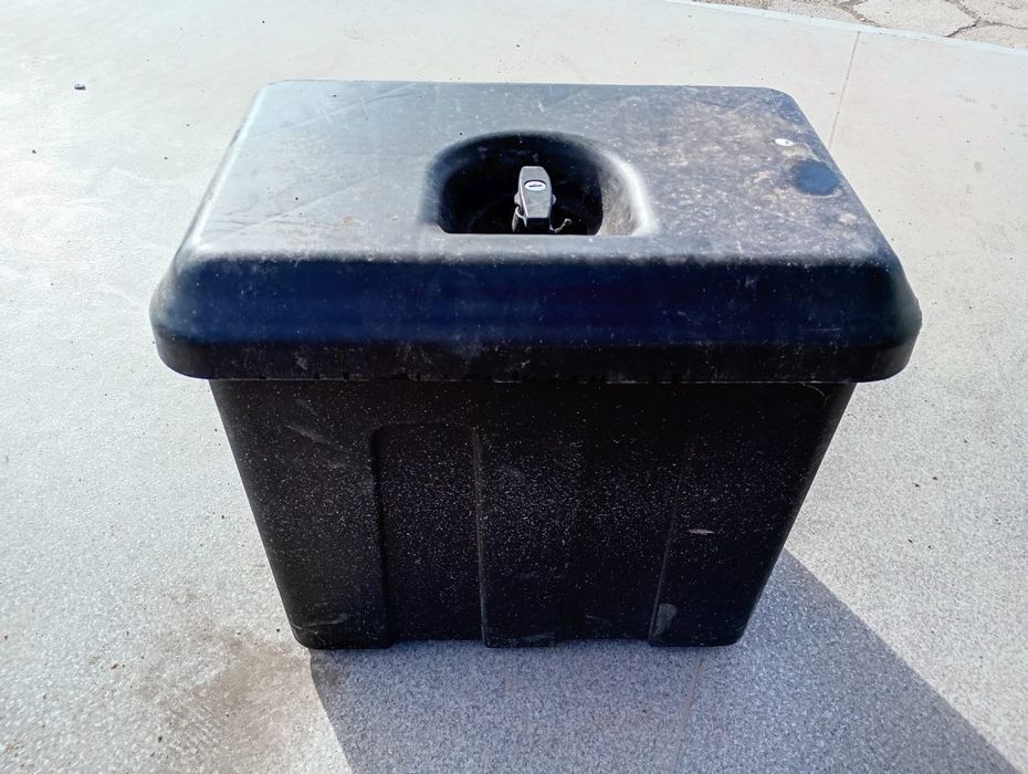 Solidny kufer plastikowy zamykany na zamek