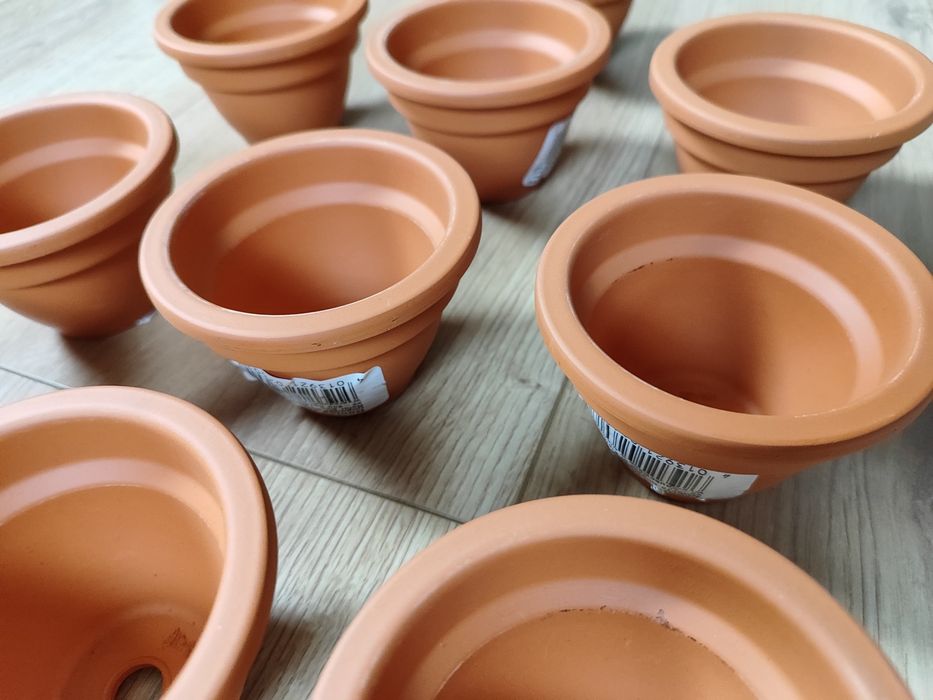 Małe doniczki ceramiczne