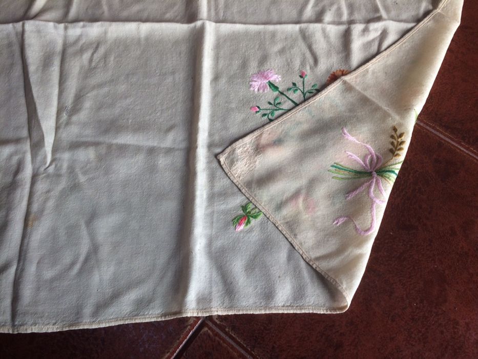 Lenço bordado antigo duas faces 70x70
