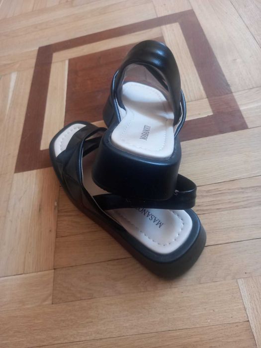 Продам босоножки