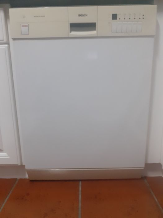Máquina de lavar loiça bosch impecável a funcionar.