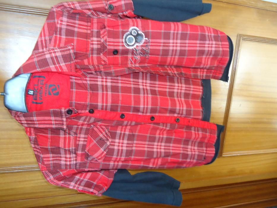 várias camisas de menino como novas
