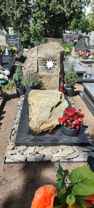 Nagrobek , pomnik skałkowy artystyczny