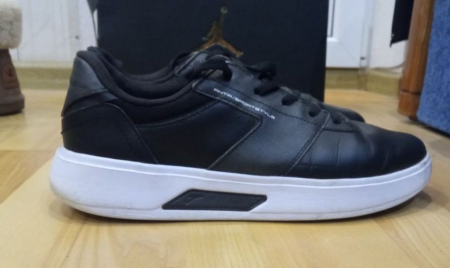 Продам мужские демисезонные кожаные кроссовки сникерсы лёгкие Anta