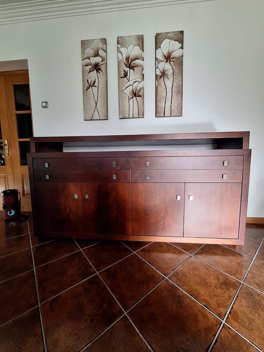 Mobília de sala em madeira