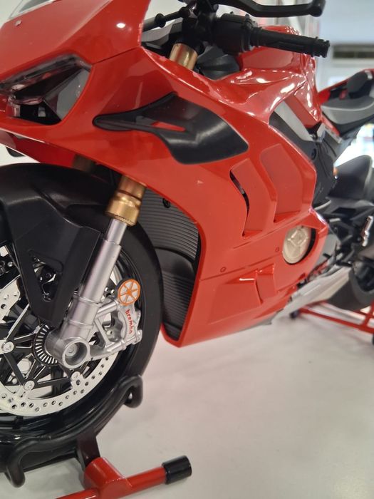 Ducati V4R Funciona, tem chaves, luzes, acelera ,  traseira gira. Tamanho 1:6