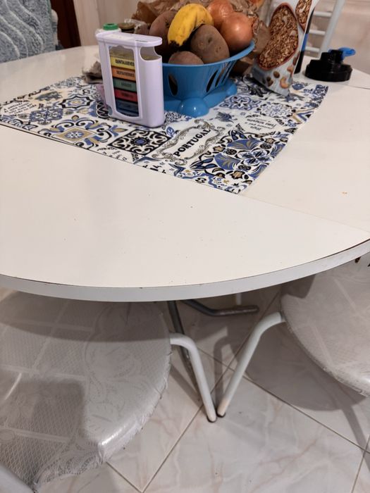 Jogo de mesa com 4 cadeira em bom estado