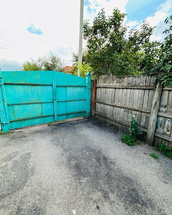 Продаж окремоі половинки будинку  з окремим заіздом .