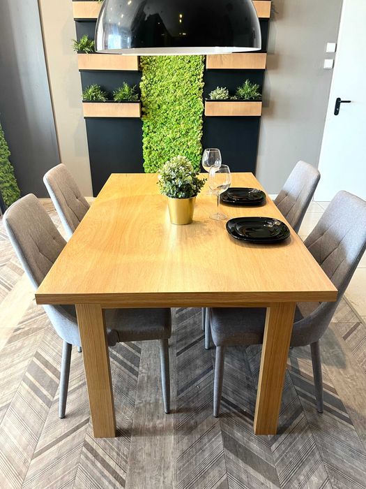 Stół drewniany fornirowany dębem naturalnym – klasyczny design