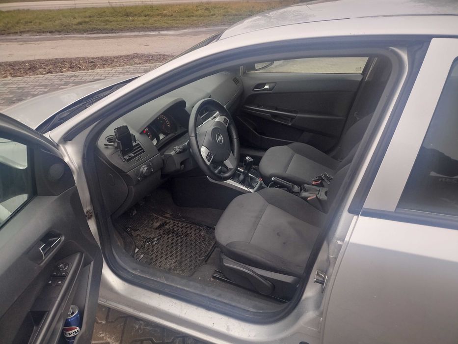 Opel astra model 2012 +lpg,klima,2x koła