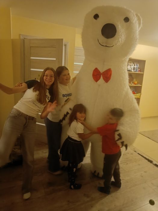 Biały miś na imprezę