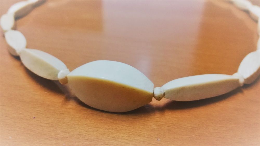 Colar antigo elos geométricos