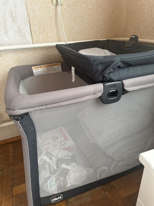 Chicco манеж із пелинальним столиком