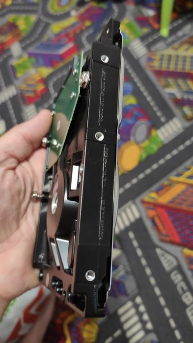 жесткий диск Seagate SkyHawk емкостью 1 ТБ, предназначенный специально для систем видеонаблюдения.