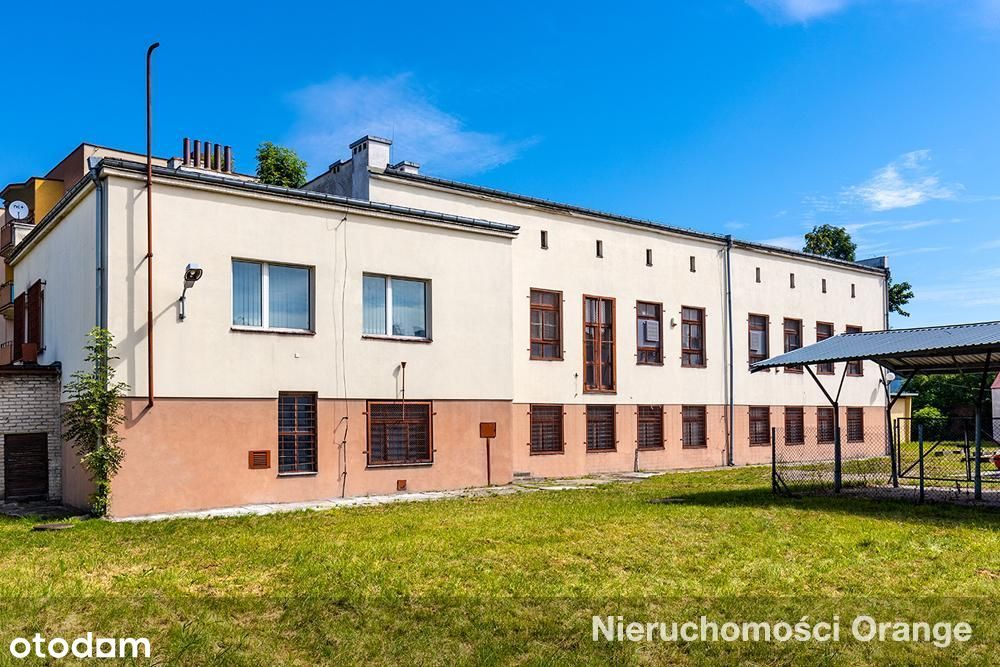 Duży budynek biurowy w centrum miejscowości