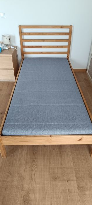 Cama de solteiro com colchão e estrado