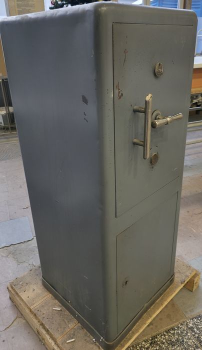 Sprzedam masywne sejfy.