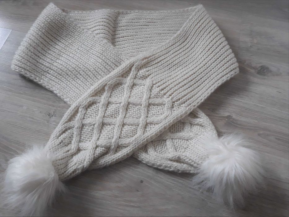 nowy szal wełniany pompony