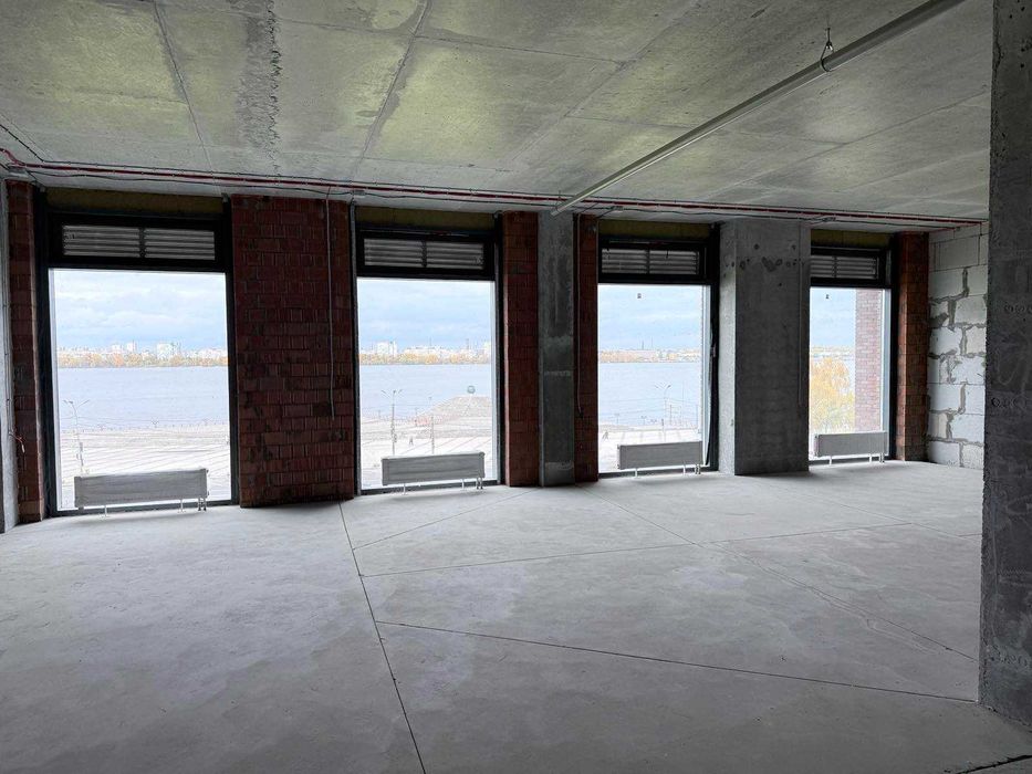 Продаж спеціального приміщення на вул. Січеславська Набережна 53А,