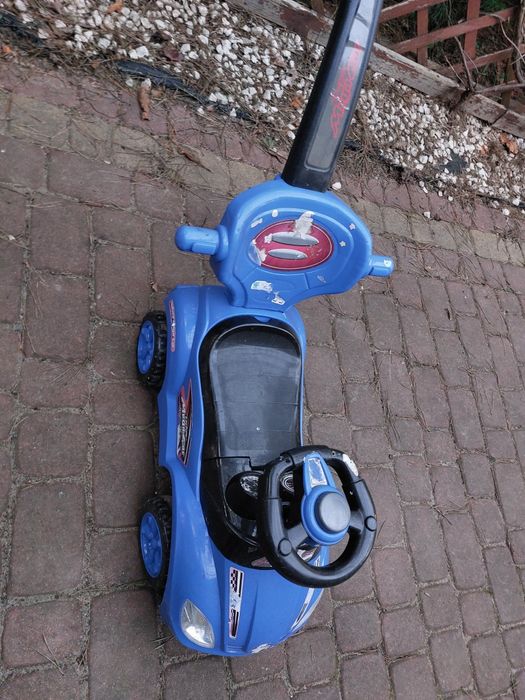 Samochodzik pchacz niebieski