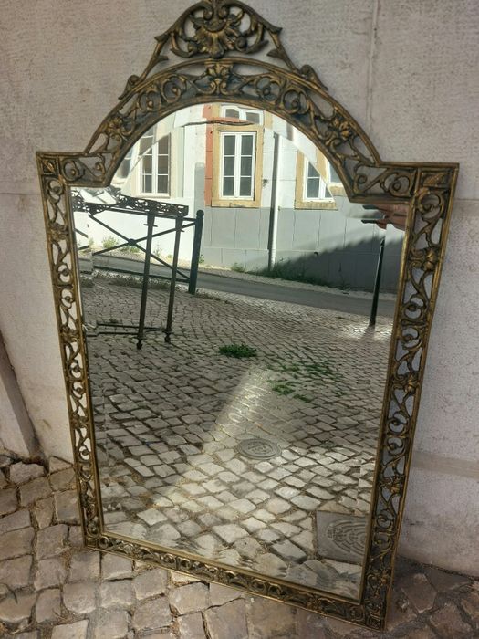 Espelho em latão com topo ornamentado estilo barroco