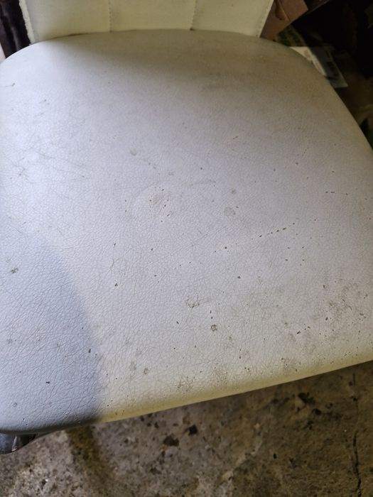 4 krzesła białe stołowe uszkodzona tapicerka