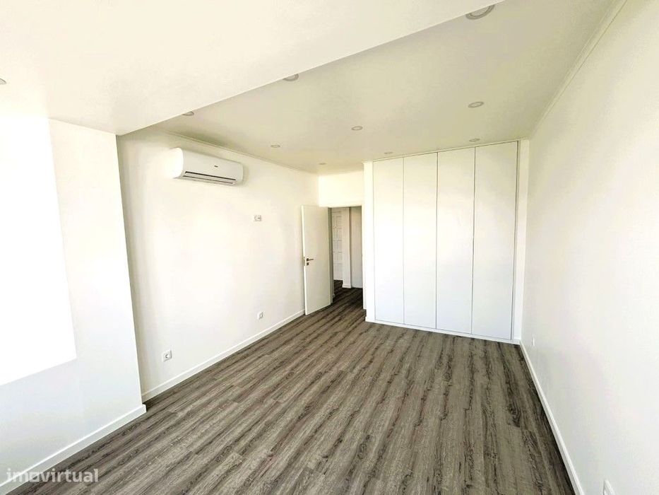 Apartamento T1 Renovado para Arrendamento no Centro de Santa Cruz -...