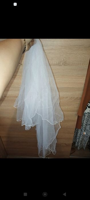 Biały welon objętościowy