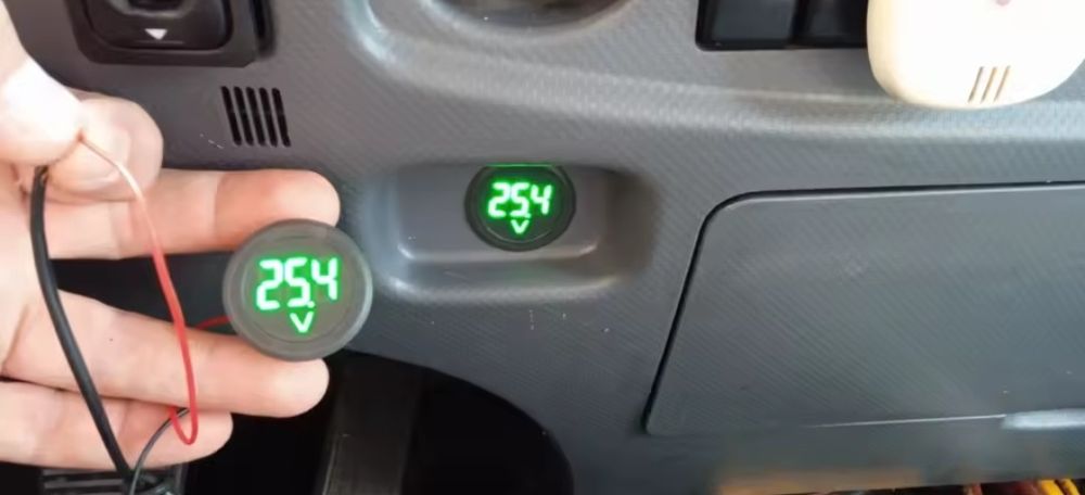 Вольтметр круглый врезной DC 4-100 В. Разные цвета