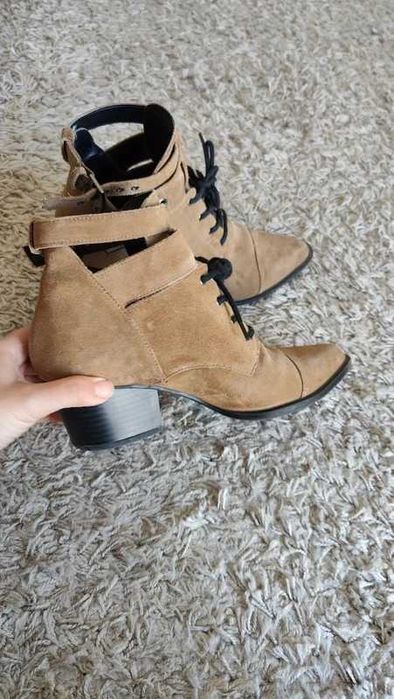 Botas pele cowboy 41
Pouco uso
Bershka
