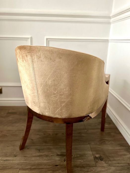 Elegancki fotel w stylu modern classic miedziane