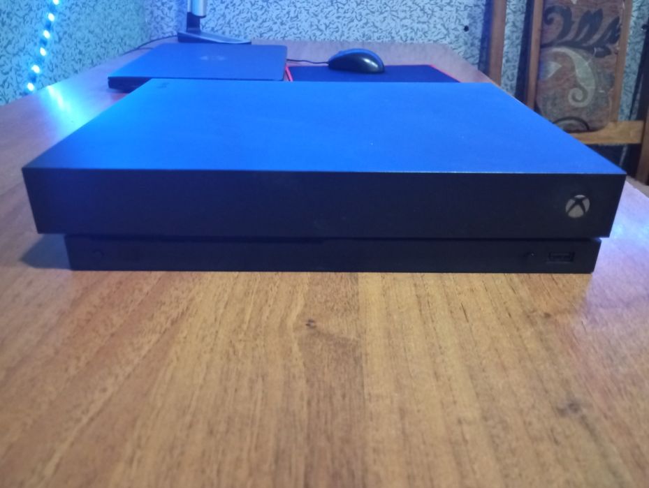 Продам Xbox One X на 1 tb