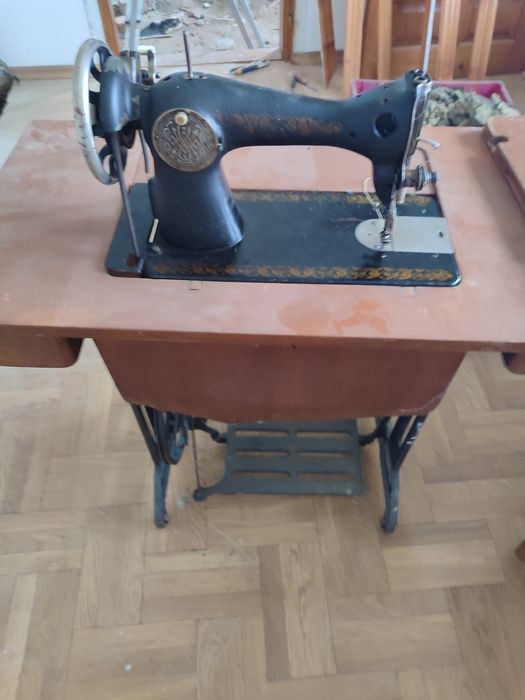 Продам швейну машину
