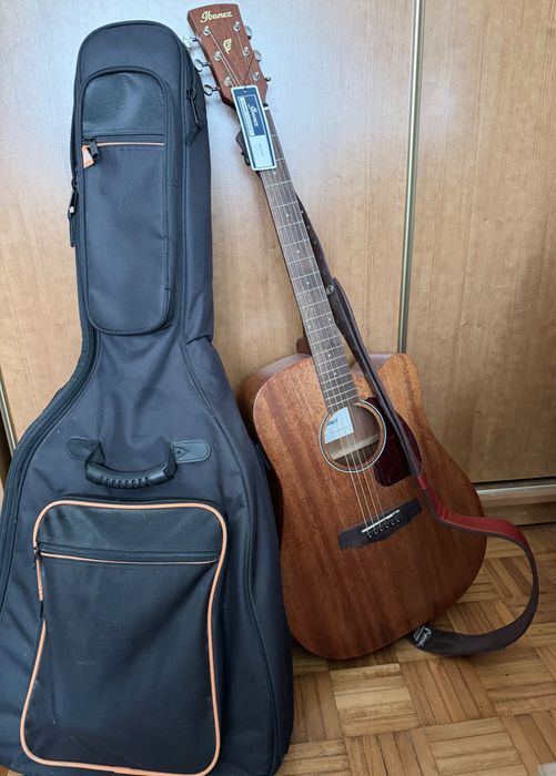 Vendo duas guitarras com os sacos e as correias
