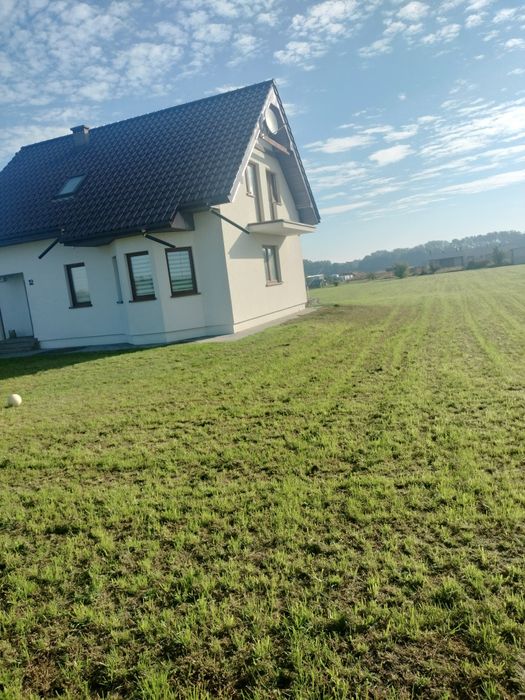 Wolnostojący dom z garażem i dużą działką.