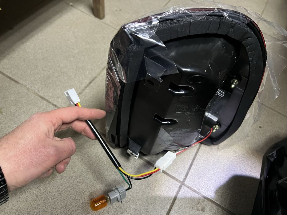 Продаю НОВІ задні рестайлінгові діодні фари на Лексус Лх 470