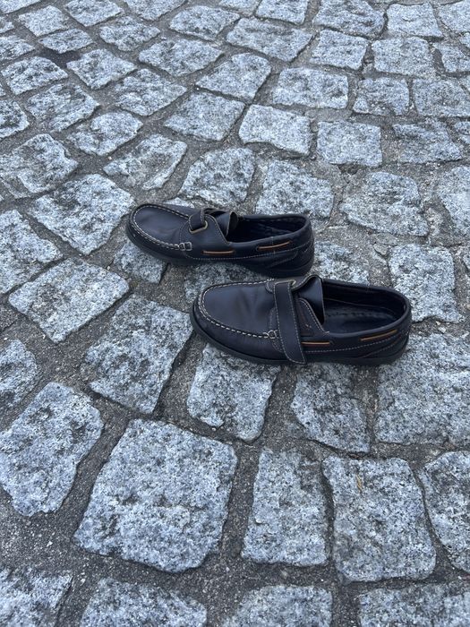 Sapatos de rapaz com velcro